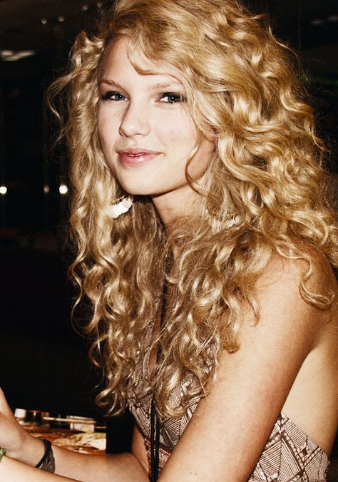 cute curls Taylor Swift Curls, Debut Hairstyles, Taylor Swift Curly Hair, Young Taylor Swift, Miss Americana, Estilo Taylor Swift, Taylor Swift Fearless, Taylor Swift Hair, Taylor Swift Album