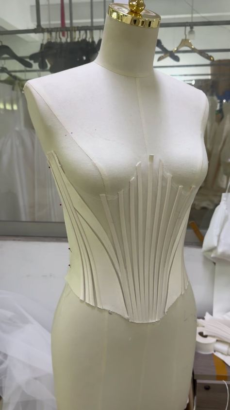 秦紫微 | The process of making a wedding dress #dress #wedding #weddingdress #weddingday #dresses #bride #bridal #bridetobe #fashion #fancydress... | Instagram Corset Neckline Types, Bodice Designs, Moulage Draping, Fashion Portfolio Ideas, Corset Construction, Intimate Wedding Dress, Corset Ideas, Diy Corset, Structural Fashion