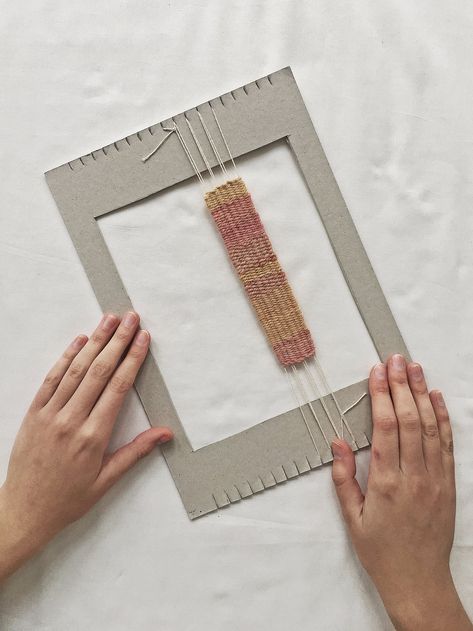 Bead Loom Diy, Textile Jewelry Diy, Loom Jewelry Patterns, Woven Bracelet Tutorial, Cardboard Loom, Tapestry Loom, Weaving Loom Diy, Weaving Loom Projects, How To Weave