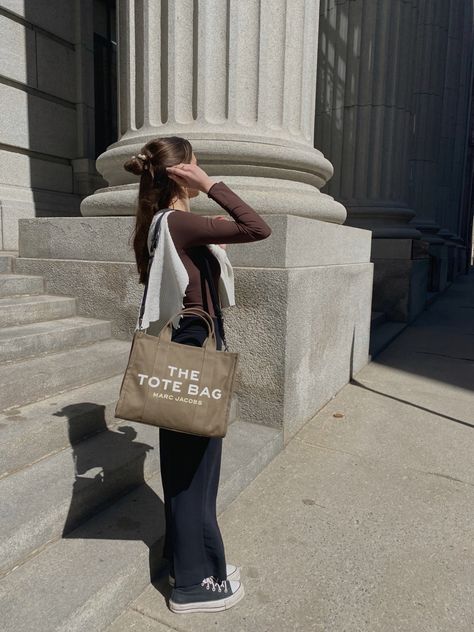 Vestidos Sport, Tote Bags For College, Marc Jacobs Tote Bag, Tote Bag Outfit, 2024 Board, Tote Outfit, Marc Jacobs Tote, Romanticizing Life, Outfit Mujer