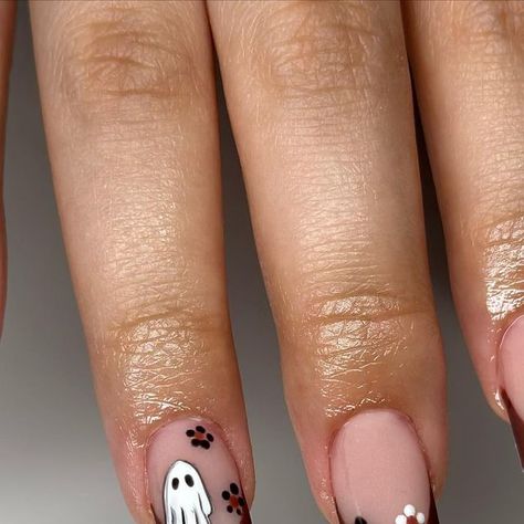 Jasmin 💜 on Instagram: "cute lil ghost 🤎  #chicagonailtech #westlawnchicago #midwaychicago #nailsnailsnails #nailsdesign" Ghost And Flower Nails, Lil Ghost, Flower Nails, Nail Tech, Acrylic Nails, Ghost, Nail Designs, Nails, On Instagram