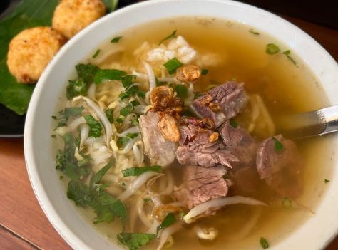 Meskipun bumbunya sederhana, soto daging sapi kuah bening rasanya gurih mantap. Kaldu sapinya terasa gurih kuat, ditambah perkedel dan sambal makin mantap. Cooking For Husband, Pho Noodle Soup, Container Coffee Shop, Cuban Sandwiches, Vietnamese Soup, Pho Noodles, Pho Recipe, Vietnamese Noodles, Pho Soup