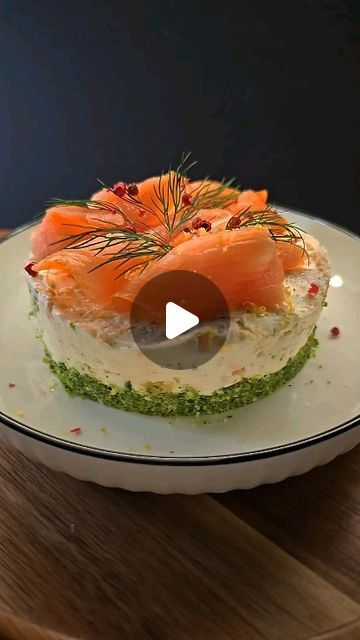 Healthy Snack Platters, Dinner Starter Ideas, Salmon Cheesecake, Fine Dining Appetizers, Salmon Starter, Rose Tart, Salmon Appetizer, Fancy Appetizers, Food Innovation