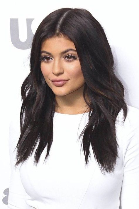 11. Medium Black Hairstyle with Layers Medium Black Hair, Jenner Hair, Kylie Jenner Hair, Global Hair, Loose Waves Hair, Trending Hairstyles, Brown Hair Colors, Hair Waves, Hair Dos