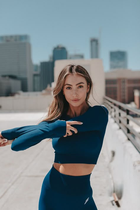 Activewear Shoot, Outdoor Fitness Photoshoot Poses, Fitness Poses, Fitness Poses For Pictures, Fitness Photoshoot Ideas Poses, Fitness Shoot Ideas Women, Fitness Modeling Photography, Fitness Photography Poses, Fitness Shoot