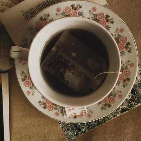 Tea Aesthetic, Academia Aesthetic, Autumn Vibes, A Cup Of Tea, Light Academia, Autumn Aesthetic, Cup Of Tea, Cottage Core, My Vibe