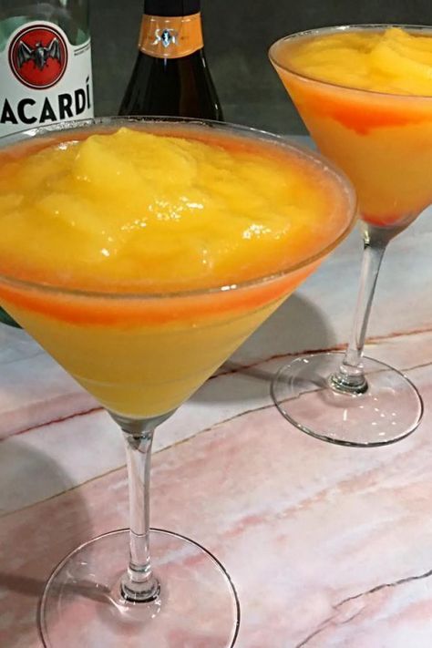 PEACH BELLINI Peach Bellini Recipe, Bellini Recipe, Prosecco Wine, Perfect Summer Drink, Peach Bellini, Peach Schnapps, The Jar, Slushies, Ice Cubes