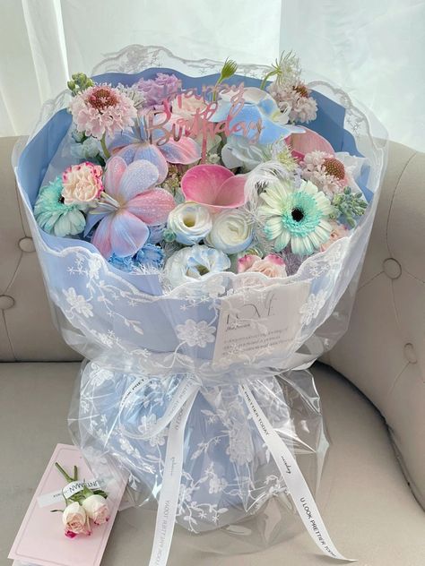 Bucket Flowers Aesthetic, Anime Bouquet, Beaded Bouquet, Flower Boquet, Diy Bouquet Wrap, Luxury Flower Bouquets, Money Flowers, Flower Bouquet Diy, Boquette Flowers