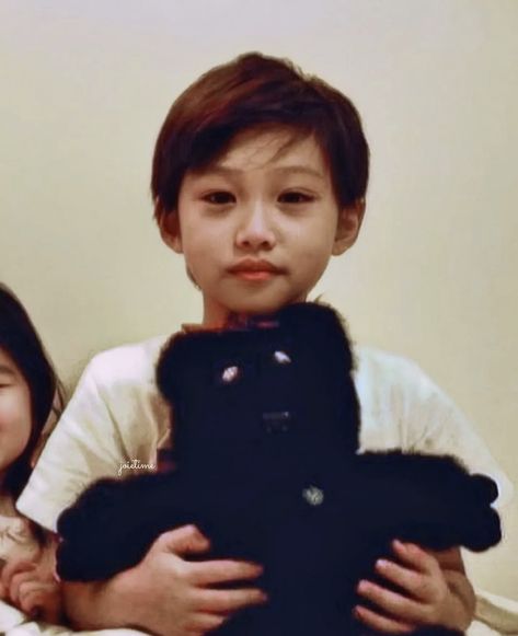 Felix As A Kid, Felix Childhood Photo, Lee Yongbok, Prince Felix, Dara Kpop, Childhood Photos, Skz In Cute, Savage Kids, Kid Memes