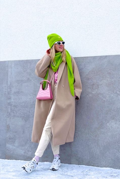 Girl with blonde hair wearing a neon green beanie, neon green scarf, white cat-eye sunglasses, camel coat, pink sweatshirt, pink Staud bag, corduroy pants and New Balance sneakers. Neon Green Beanie Outfit, Lime Green Beanie Outfit, Green Beanie Outfit, Sneakers Colorful, Colorful Street Style, Girl With Blonde Hair, Green Beanie, Beanie Outfit, Blonde Hair Girl