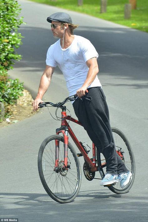 Brad Pitt Pictures, Brad Pitt Style, Brad And Angelina, Brad Pitt And Angelina Jolie, Jolie Pitt, Bike Style, Mens Casual Outfits, Casual Style Outfits, Brad Pitt