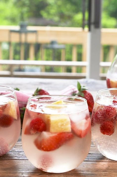 Moscato Sangria Recipes, Thanksgiving Sangria, Moscato Sangria, Fall Sangria Recipes, White Wine Sangria Recipe, Easy Sangria Recipes, Apple Sangria, Mocktail Drinks, White Wine Sangria