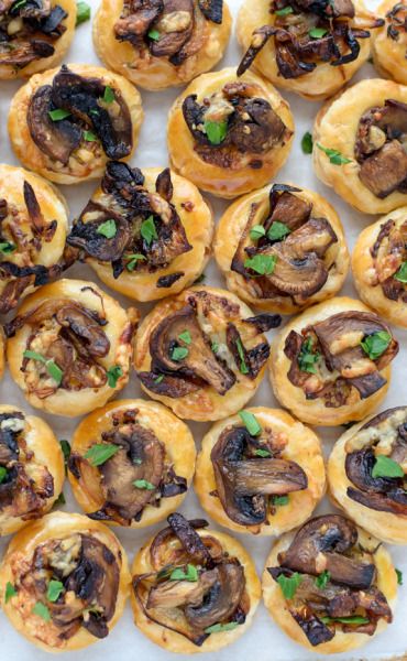 Mushroom Puff Pastry, Baked Spinach Dip, Puff Pastry Bites, Mushroom Bites, Pastry Bites, Caprese Bites, Blue Cheese Recipes, Puff Pastry Appetizers, Pastry Appetizer