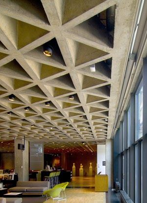 Coffered ceiling of Lois Kahn art gallery at Yale University - Yale Art Gallery, © Ceiling Accent Ideas, Inside Architecture, Coffered Ceiling Design, Louis Kahn, Timber Roof, Architecture Design Drawing, Ceiling Treatments, Yale University, Structure Architecture