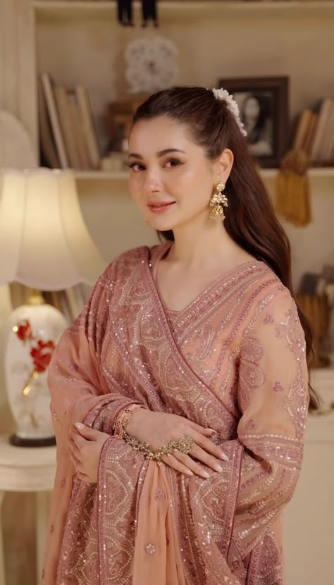 Net Suit, Trending Summer Nails, Hania Aamir, Hania Amir, Comedy Film, Wedding Mehndi, Desi Fashion Casual, Pakistani Fancy Dresses, Pakistani Dresses Casual