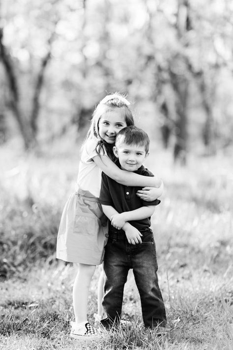 Outdoor Family Photoshoot l Brother and Sister Photo Ideas l This brother and sister photoshoot was so adorable and definitely memorable! Fallon & Easton had so much fun during their family photos! Discover brother and sister photo poses, outdoor family photos kids, family photo session, sibling photoshoot, family photo outfits, Oregon family photographer, and family portrait! Find more family photoshoot ideas on my website www.kendracatesphotography.com Sister Photo Poses, Brother And Sister Photoshoot, Brother And Sister Photo Ideas, Sister Photo Ideas, Brother And Sister Photo, Photo Poses Outdoor, Sisters Photography Poses, Brother Sister Poses, Brother Sister Photos