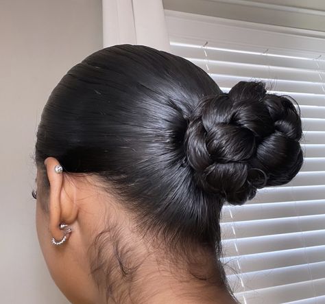 Sleek Bun Natural Hair, Bun Black Women, Bun Natural Hair, Natural Hair Bun Styles, Sleek Bun, Girls Natural Hairstyles, Natural Curls Hairstyles, Hairdos For Curly Hair, Hair Appointment