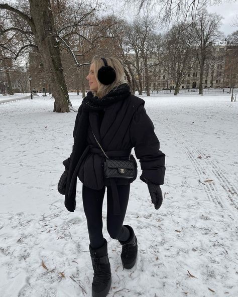 Lovisa Wallin on Instagram: “My latest snowy looks🖤 any favorite?” Swiss Winter Outfits, Snow Outfits For Women Cold Weather, Outfit Neve, Mode Au Ski, Snow Outfits For Women, Apres Ski Outfit, Minimalist Winter Outfit, Snow Fits, Ski Trip Outfit