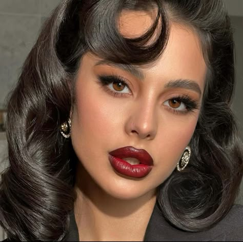 Mob Wives Makeup, Red Lipstick Brown Skin, Dark Skin Makeup Red Lips, Wonder Woman Aesthetic, Mob Wife Makeup, Feminine Makeup, Essence Makeup, Formal Makeup, Red Lip Makeup