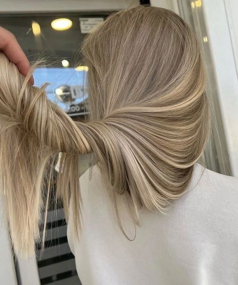 Cool Tones Blonde, Ashy Beige Blonde Hair, Hairdressing Aesthetic, Blonde Hair 2024, Linen Blonde, Rich Blonde, Beachy Balayage, Minimalistic Wedding Dress, Blonde Hair Goals