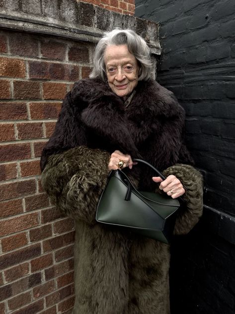 Greta Lee, Loewe Puzzle Bag, Dowager Countess, Tony Award, Loewe Puzzle, Juergen Teller, Ian Mckellen, Maggie Smith, Dakota Fanning