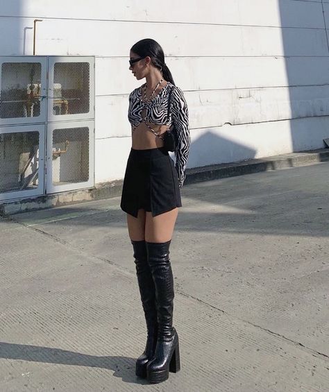 Pose Ideas Instagram, Female Clothes Outfits, Outfit Botas, Kendall Style, Model Outfits, Pose Ideas, Celebrity Outfits, Casual Fall Outfits, Heel Boots