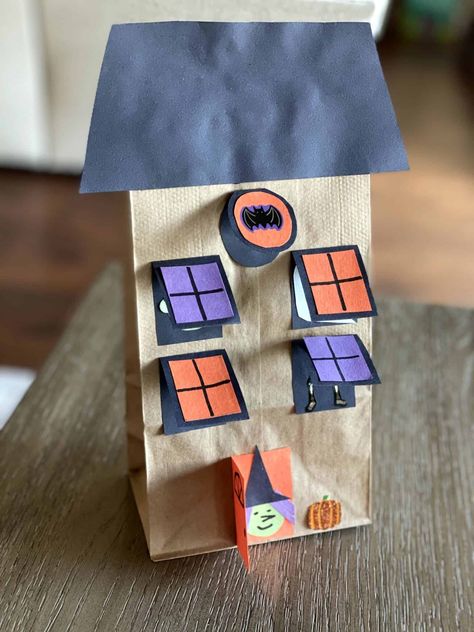 Paper Bag Halloween Crafts For Kids, Halloween Crafts With Paper Bags, Halloween Crafts Paper Bags, Paper Bag Haunted House, Paper Bag Haunted House Craft, Halloween Bag Decorating Ideas, Diy Treat Bags Halloween, Halloween Paper Bags Diy, Paper Bag Crafts For Toddlers