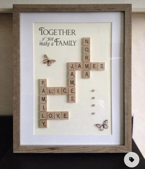 Scrabble Tile Frame Ideas, Family Scrabble Frame, Scrabble Family Frame, Family Craft Projects, Diy Gifts Family, Diy Family Art, Scrabble Wall Art Diy Framed, Diy Family Gifts, Family Art Ideas