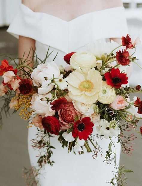 red winter poppy bouquet- Winter wedding inspiration on Green Wedding Shoes that's filled with beautiful florals, vibrant and bright colors like coral, red, pink and yellow and a glam Old Hollywood vibe for the bride and groom. #winterwedding #colorfulwedding #weddingcolors #weddingideas #winterweddinginspiration Christmas Wedding Bouquets, Poppy Bouquet, Wedding Ceremony Ideas, Red Bouquet Wedding, Winter Wedding Bouquet, Red Bouquet, Winter Bouquet, Winter Wedding Colors, Winter Wedding Flowers