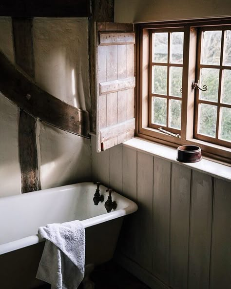 El baño del pueblo Simple Cottage, Old Manor, Cosy Cottage, Take A Bath, Cottage Bathroom, Bath Tubs, Cottage In The Woods, Dream Cottage, Cottage Interiors