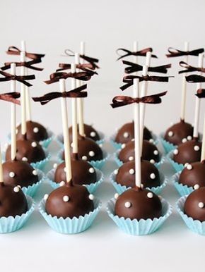 Cupcakes Display Ideas, Cake Pops Decoracion, Cake Pop Display Ideas, Cupcakes Display, Cake Pops Ideas, Choco Cake, Dot Cake, Cake Pop Displays, Chocolate Cake Pops