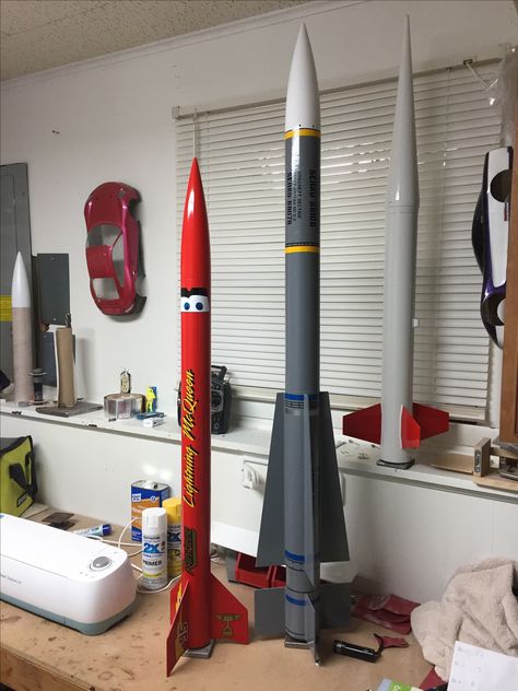 Model Rocket Designs, Mechanic Shop Decor, Science Project Models, Water Rocket, Model Rocketry, Diy Rocket, Model Rocket, Aviation Decor, Rocket Design