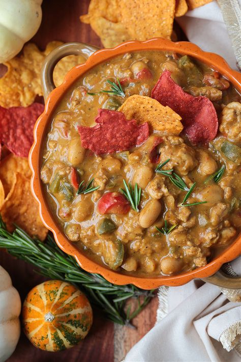 This creamy Turkey Pumpkin Chili is bringing all the fall vibes! A hearty turkey chili with peppers and white beans, reduced with white wine and simmered in a pumpkin broth. Protein Dinner Ideas, High Protein Dinner Ideas, Detox Chicken Soup, Haddock Recipes, Turkey Pumpkin Chili, Pumpkin Chili Recipe, Cheesy Mac And Cheese, Chicken Corn Chowder, High Protein Dinner