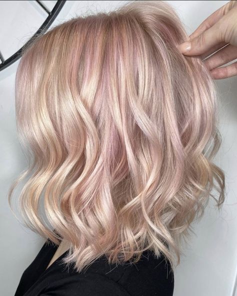 Rose Gold Hair Blonde, Pink Hair Highlights, Rose Gold Blonde, Blonde Hair With Pink Highlights, Rose Gold Highlights, Blonde Bob Haircut, Blonde Lob, Pink Blonde Hair, Red Blonde Hair