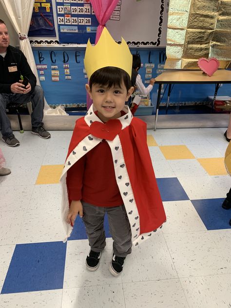 Easy King Costume, King Herod Costume Diy, King Of Hearts Costume Diy, Diy King Costume, Diy Prince Costume, King Costume For Kids, King Of Hearts Costume, King And Queen Costume, King Dress