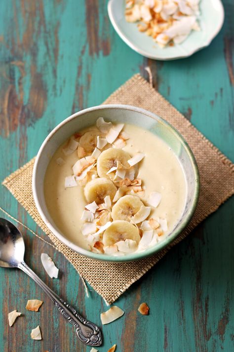 This easy Pina Colada Smoothie Bowl (minus the rum) is a healthy and tropical breakfast that will take you to the island in a spoon! Pina Colada Smoothie Bowl, Smoothies Bowl, Yummy Breakfast Smoothies, Tropical Breakfast, Mango Smoothie Bowl, Toasted Coconut Chips, Pina Colada Smoothie, Refreshing Breakfast, Breakfast Smoothie Bowl