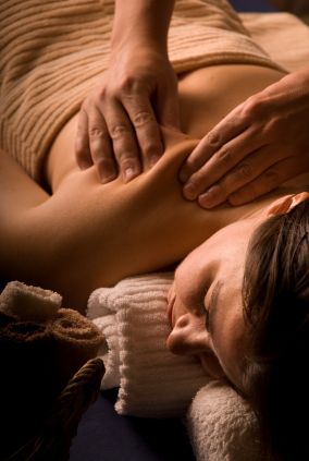 Spa Photoshoot, Massage Images, Shiatsu Massage Acupressure, Massage Pictures, Sports Massage Therapy, Back Massage, Aromatherapy Massage, Getting A Massage, Sports Massage