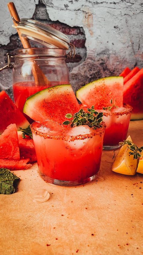 Watermelon Mint Lemonade- there’s just nothing like a glass of freshly squeezed lemon juice on a hot summer day. Add juiced watermelon and mint into the mix for a mind blowing twist. Super easy, light and refreshing batch of freshly juiced and squeezed watermelon mixed with homemade mint simple syrup and lemon juice that only takes 15 minutes to make.  #drink #mocktail #watermelon #lemonade #summer Mocktail Watermelon, Drink Mocktail, Watermelon And Mint, Watermelon Mint Lemonade, Watermelon Syrup, Mint Simple Syrup, Watermelon And Lemon, Mint Lemonade, Squeezed Lemon