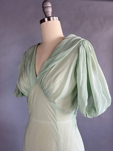 1930s Chiffon Dress / Seafoam Green Bias Cut Gown / Silk Chiffon Dress / Goddess Dress / Size Small - Etsy UK 1930s Outfits, 1930s Fashion Women, Dress Goddess, 1930's Dresses, Fay Wray, Vintage 1930s Dress, Sewing Set, Green Wedding Dresses, Sea Dress