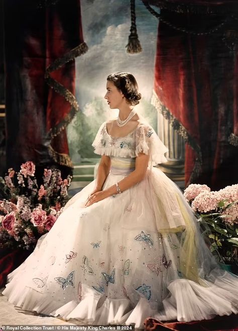 Queen Elizabeth and Princess Margaret glow as new mothers in previously unseen photos of the royal family - which also include an ethereal portrait of Kate Middleton | Daily Mail Online Queen Elizabeth And Princess Margaret, Norman Hartnell, Royal Family Portrait, Royal Girls, Mother Photos, Royal Portraits, Royal Collection Trust, Princess Diana Pictures, Cecil Beaton