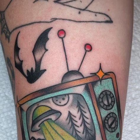 Cori James | Tattoo Artist on Instagram: "🛸Little retro tv filler🛸(that I’m obsessed with) for Emalie! Thanks dear! Oh and the little bat filler too! . #coloradotattooartist #bouldertattooartist #denvertattooartist #loveyoutattooboulder #femaletattooartist #femaleownedtattooshop #denvertattooahop #bouldertattooshop #traditionaltattooartist #traditionaltattoo #retrotv #ufotattoo" Retro Tv Tattoo, Tv Tattoo Retro, Tv Tattoo, Ufo Tattoo, Love Yourself Tattoo, Female Tattoo Artists, Female Tattoo, Retro Tv, Tattoo Shop