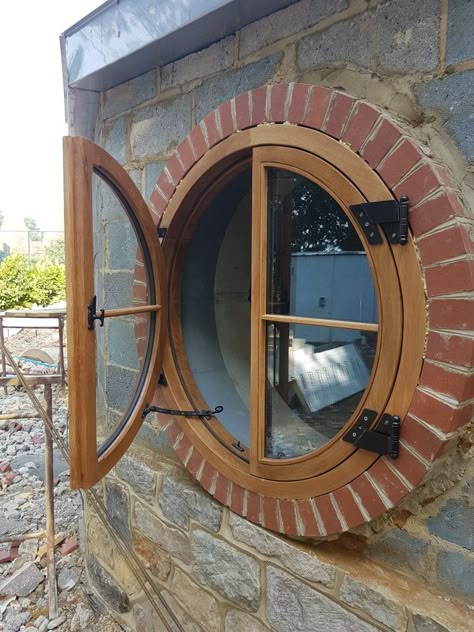 Casa Do Hobbit, Circle Window, Easy Woodworking Projects Diy, Casa Hobbit, Round Window, House Ceiling Design, Ivy House, Cob House, Brick Architecture