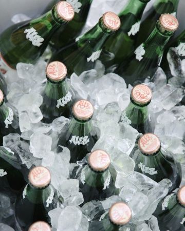 A tub of Ale-8 soda was on hand as a non-alcoholic drink for this Kentucky wedding.. Groom Questions, Kentucky Wedding Ideas, Food Truck Wedding Reception, Wedding Reception Catering, Kentucky Wedding Venues, Truck Wedding, Whiskey Barrel Wedding, Food Truck Wedding, Wedding Dessert Ideas