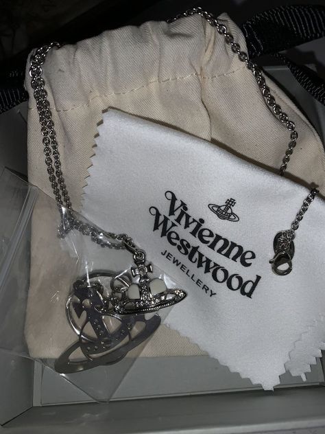 Jewelry Vivienne Westwood, Jewelry Grunge, Black And White Grunge, Vivienne Westwood Jewelry, Goth Vibes, Vivienne Westwood Jewellery, White Grunge, Grunge Chic, Dark Vibes