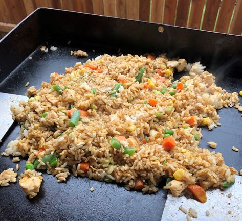 Chicken Fried Rice on the Blackstone Griddle Hibachi, Blackstone Shrimp, Blackstone Hibachi, Blackstone Recipe, Blackstone Chicken, Outdoor Griddle Recipes, Griddle Cooking Recipes, Hibachi Recipes, Hibachi Chicken