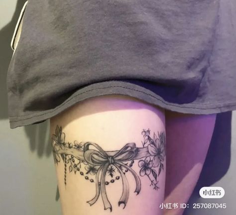 Tattoo Pierna Mujer, Lace Garter Tattoos, Thigh Garter Tattoo, Garter Tattoo, Cuff Tattoo, Ribbon Tattoos, Wicked Tattoos, Cute Tiny Tattoos, Tatuaje A Color