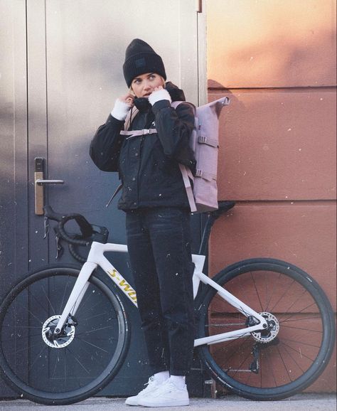 Cyclist Outfit, Bike Women Cycling, Urban Bike Style, Winter Biking, Outdoors Aesthetic, Bike Outfits, Cycling City, Hiking Outfit Women, Girls On Bike