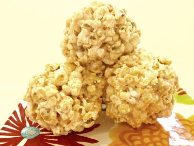 Pumpkin Pie Soft & Chewy Popcorn Balls-to die for!- Aunt Peg's Recipe Box Yummy Popcorn Recipes, Pumpkin Popcorn Balls, Popcorn Ball Recipe, Marshmallow Popcorn Balls, Popcorn Ball, Popcorn Balls Recipe, Fun Foods To Make, Chex Mix Puppy Chow, Pumpkin Spice Treats