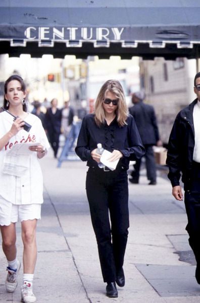 Michelle Pfeiffer 90s, 90s Minimalism Fashion, 90s Street Style, Minimalistic Outfits, Dc Fashion, 90s Inspired Outfits, 90s Looks, Michelle Pfeiffer, 90s Fashion Outfits