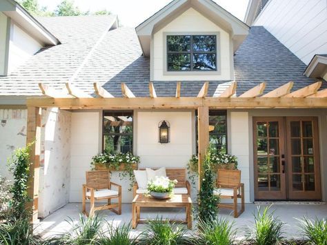 Chip and Joanna Gaines help a California couple, looking to settle in Waco, create a distinctive home with lots of space, light and a cottage vibe. Farmhouse Backyard, Space Light, Pintura Exterior, Waco Texas, Front Patio, Casa Exterior, Pergola Patio, Magnolia Homes, Joanna Gaines